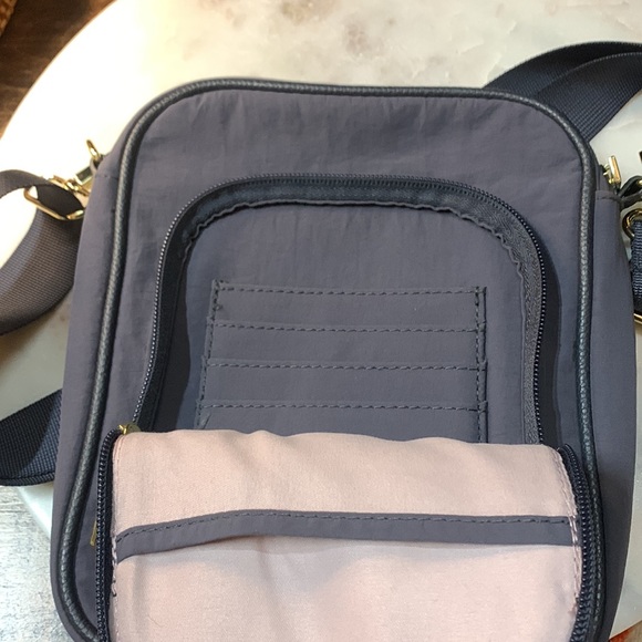 Isaac Mizrahi cross body bag. Perfect size great condition. Blue 🍪 - Picture 5 of 7